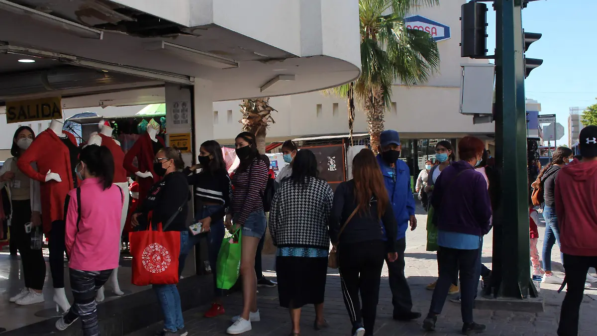 gente filas tiendas centro multitud